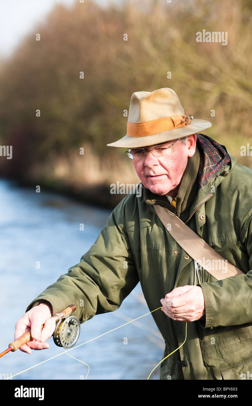 Tony Grayling Protheroe pêcheur La pêche sur la rivière Ewenny. Banque D'Images