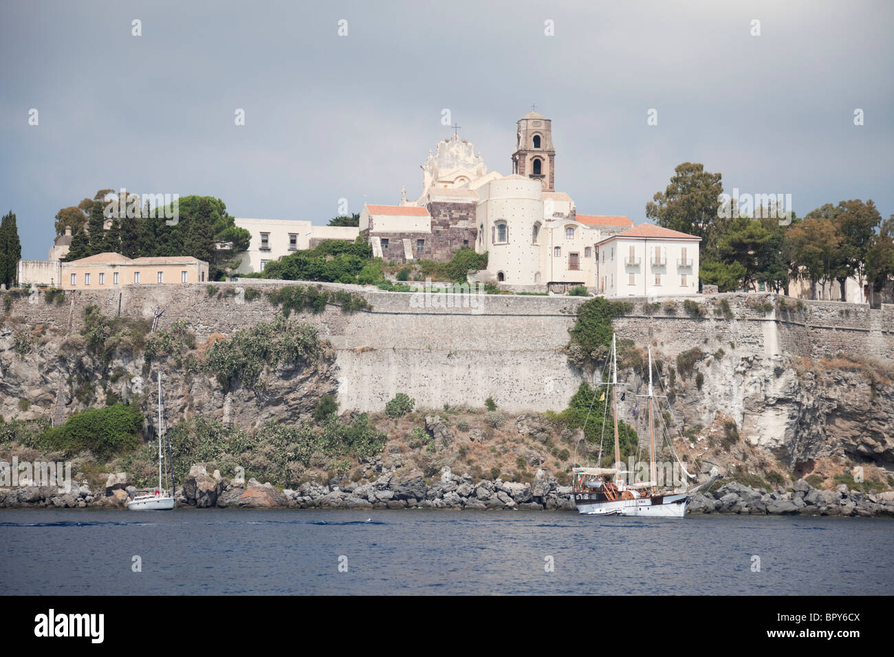 La cathédrale dans la citadelle de l'île de Lipari. Banque D'Images