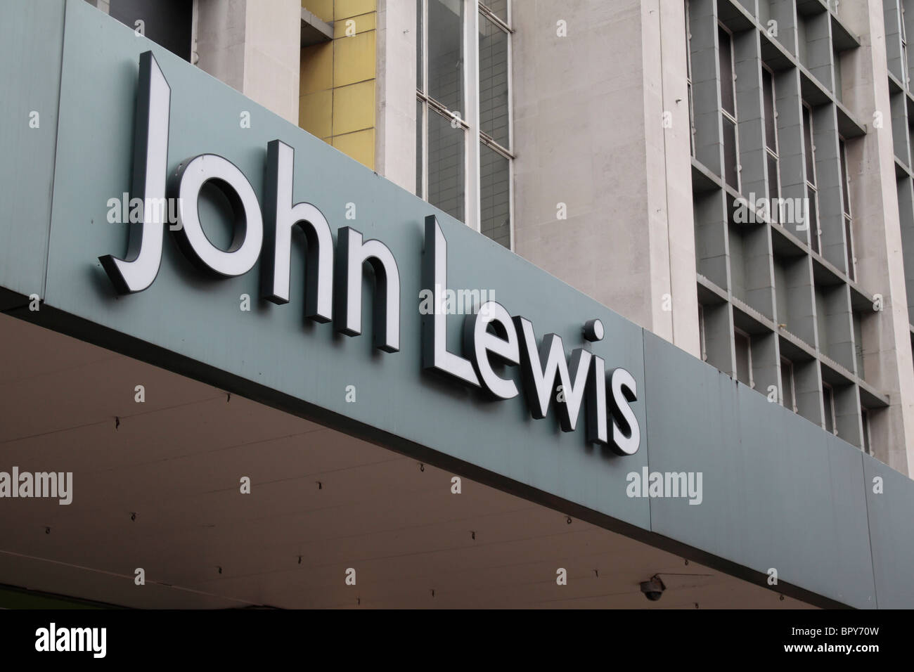 Vue en angle de la marque John Lewis sur l'extérieur de son magasin sur Oxford Street, Londres, Royaume-Uni. Banque D'Images
