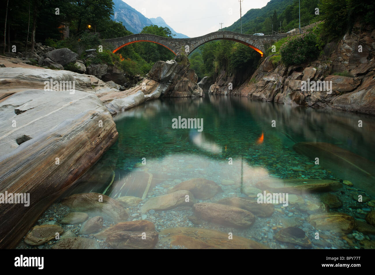 Ponte dei Salti pont sur le fleuve en Verzasaca Lavertezzo à deux arches Banque D'Images