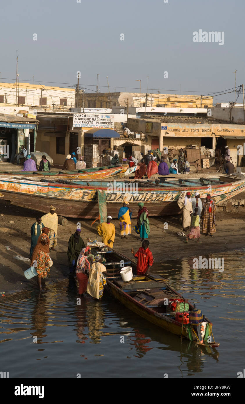 Pirogues sur les rives du fleuve Sénégal, Saint-Louis, Sénégal Banque D'Images