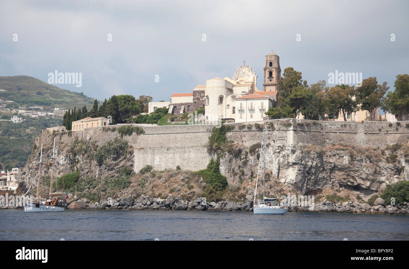La cathédrale dans la citadelle de l'île de Lipari. Banque D'Images