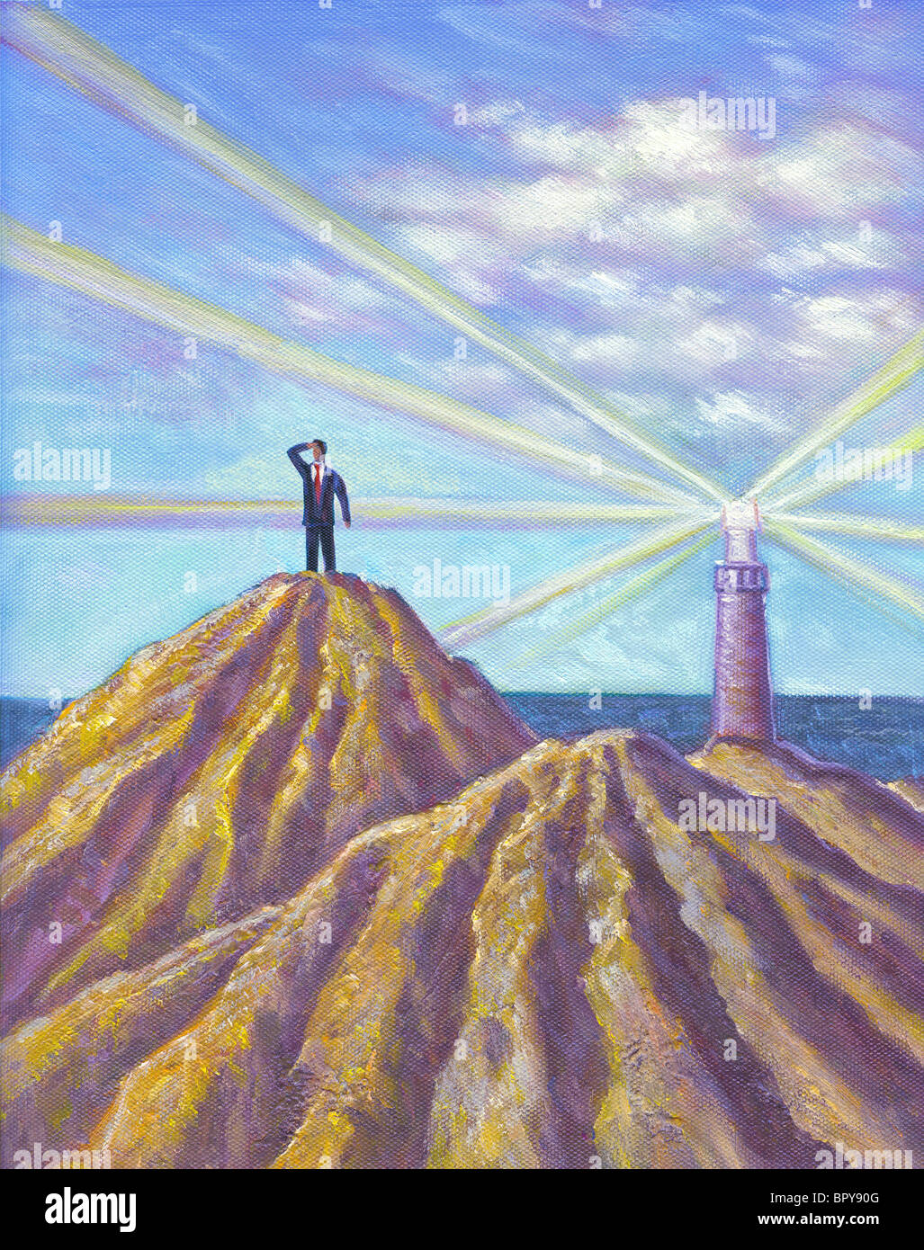 Un homme debout sur une crête et à la recherche dans la distance, avec un phare sur un autre pic Banque D'Images