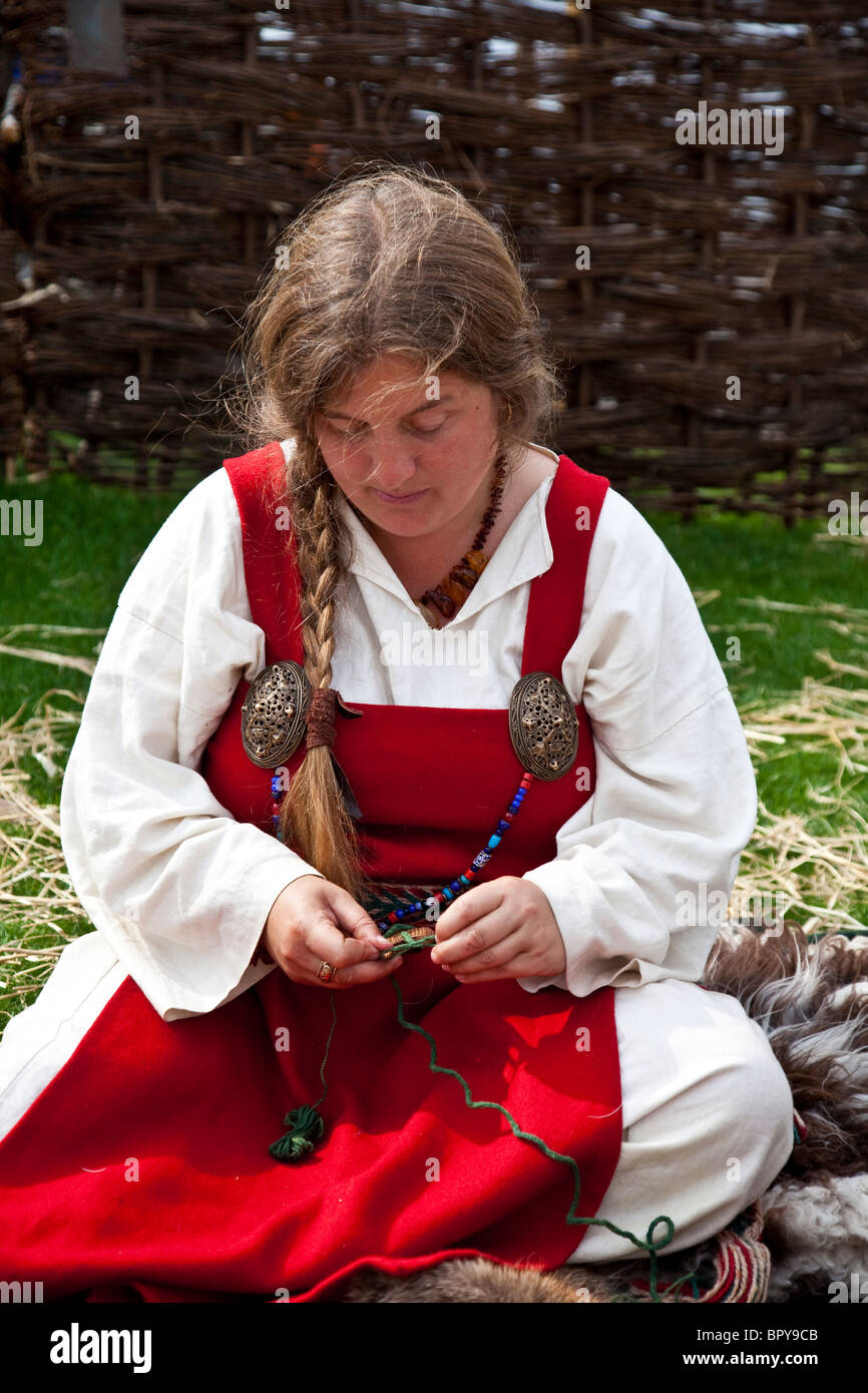 La reconstitution médiévale historique Femme portant des vêtements (Viking  et hangerock underdress) et faire les travaux d'artisanat à Photo Stock -  Alamy