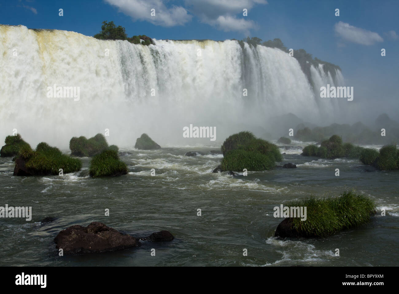 Chutes d'Iguaçu, dans la rivière Iguazu, sont l'une des plus grandes chutes d'eau, le Parc National d'Iguaçu, Etat du Parana, Brésil Banque D'Images
