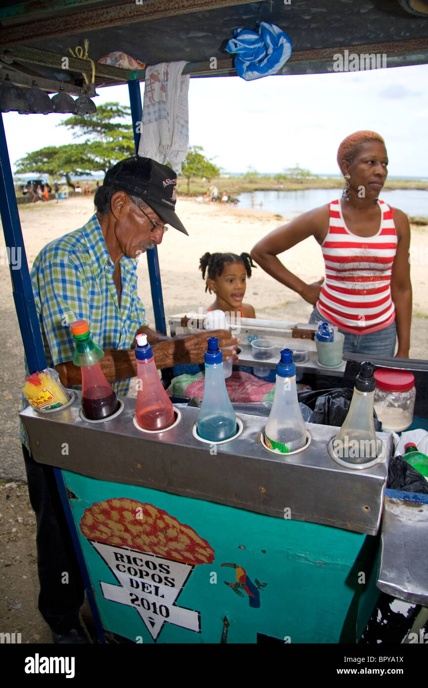 Vendeur de glace pilée à Puerto Limon, Costa Rica. Banque D'Images