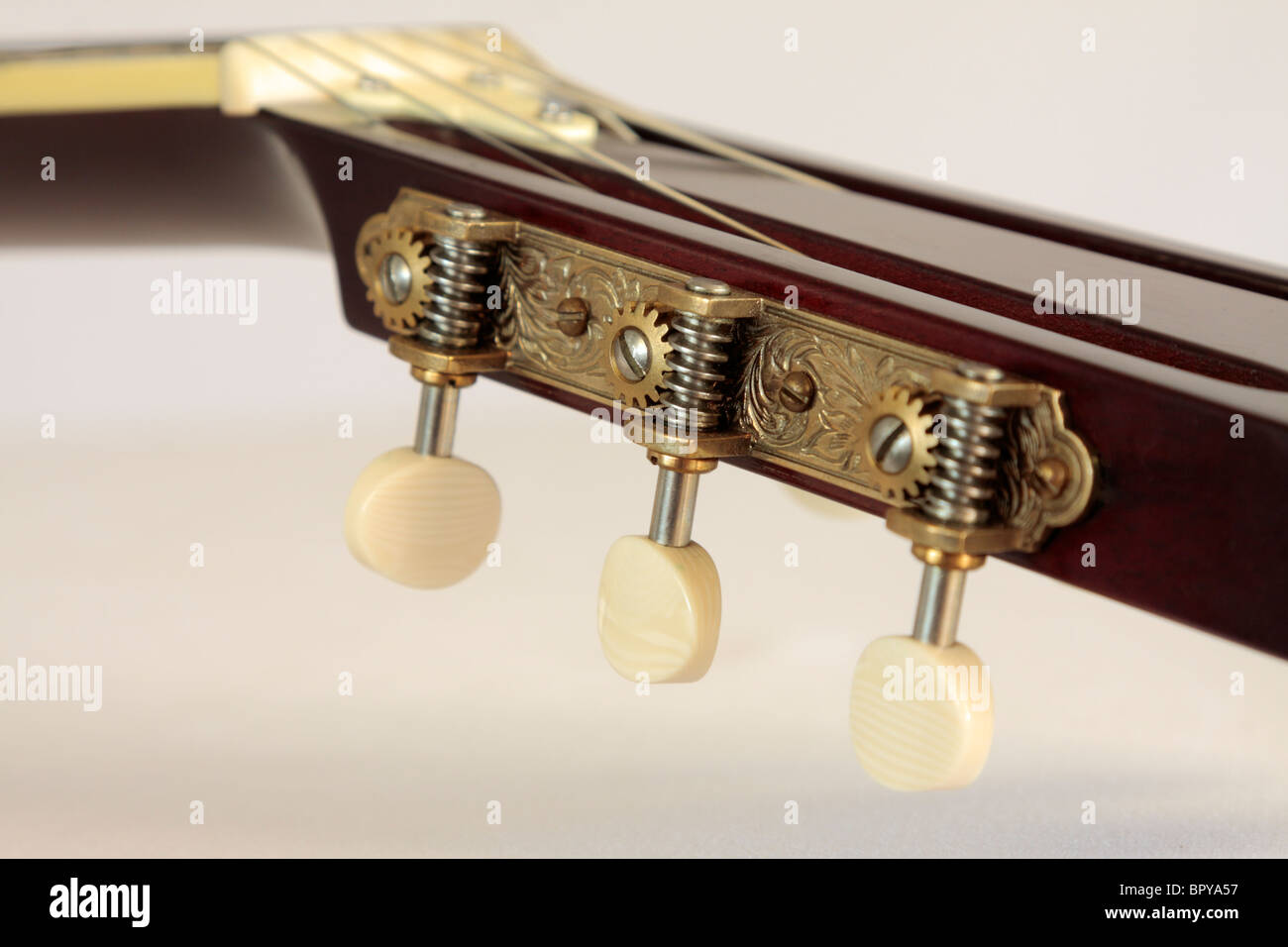 Un numéro National Tricone guitare Vintage 1586(13376) construit sur machine head 01 - 08 aux Etats-Unis administré par Adam Gough Banque D'Images