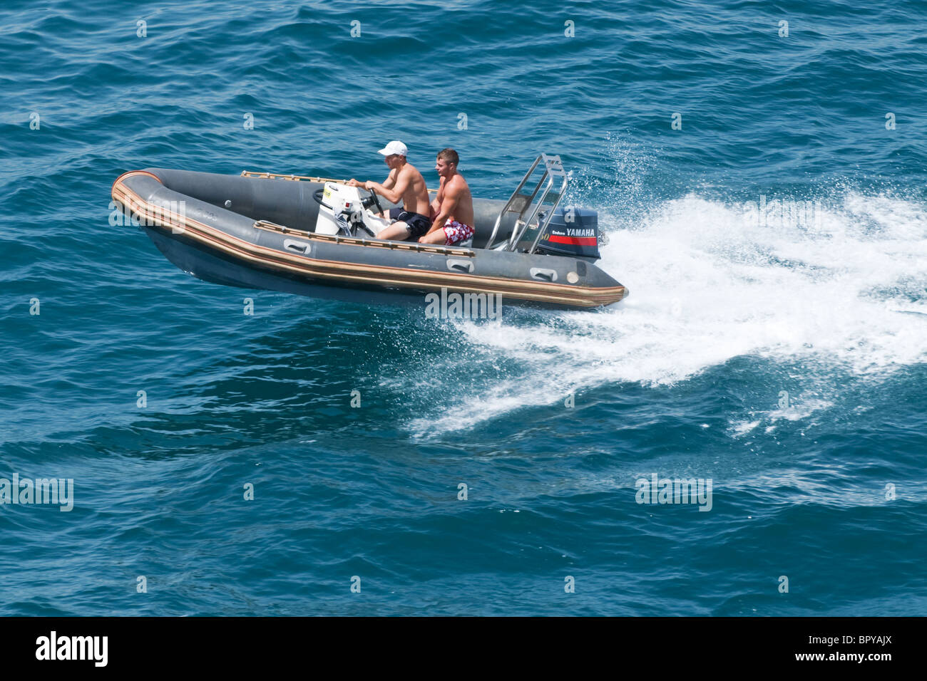 G393 bateau gonflable avec un 60cv Yamaha Enduro va hors-bord à grande vitesse, deux jeunes hommes Banque D'Images