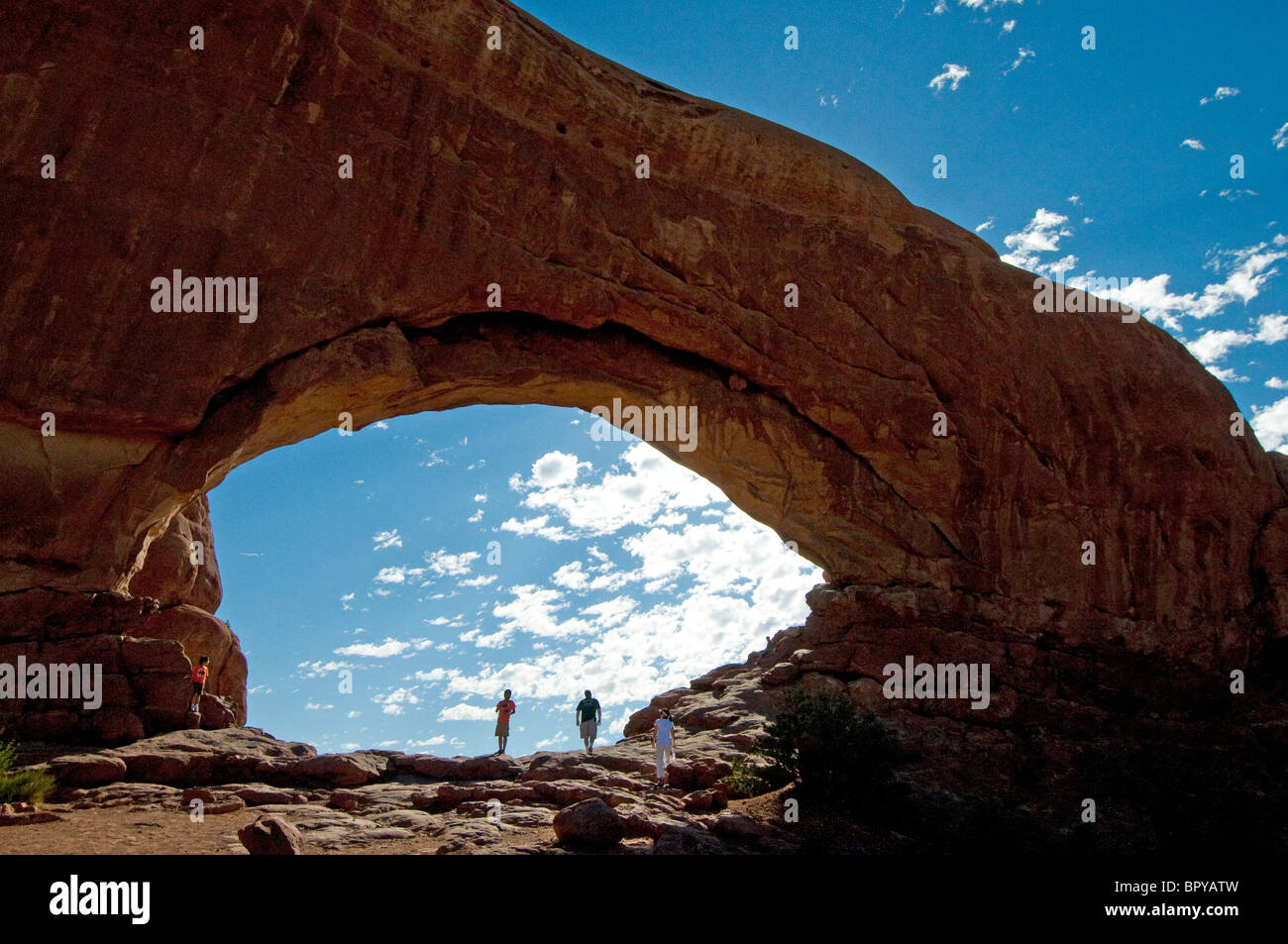 Passage de la fenêtre avec les gens Arches National Park Moab Utah Banque D'Images