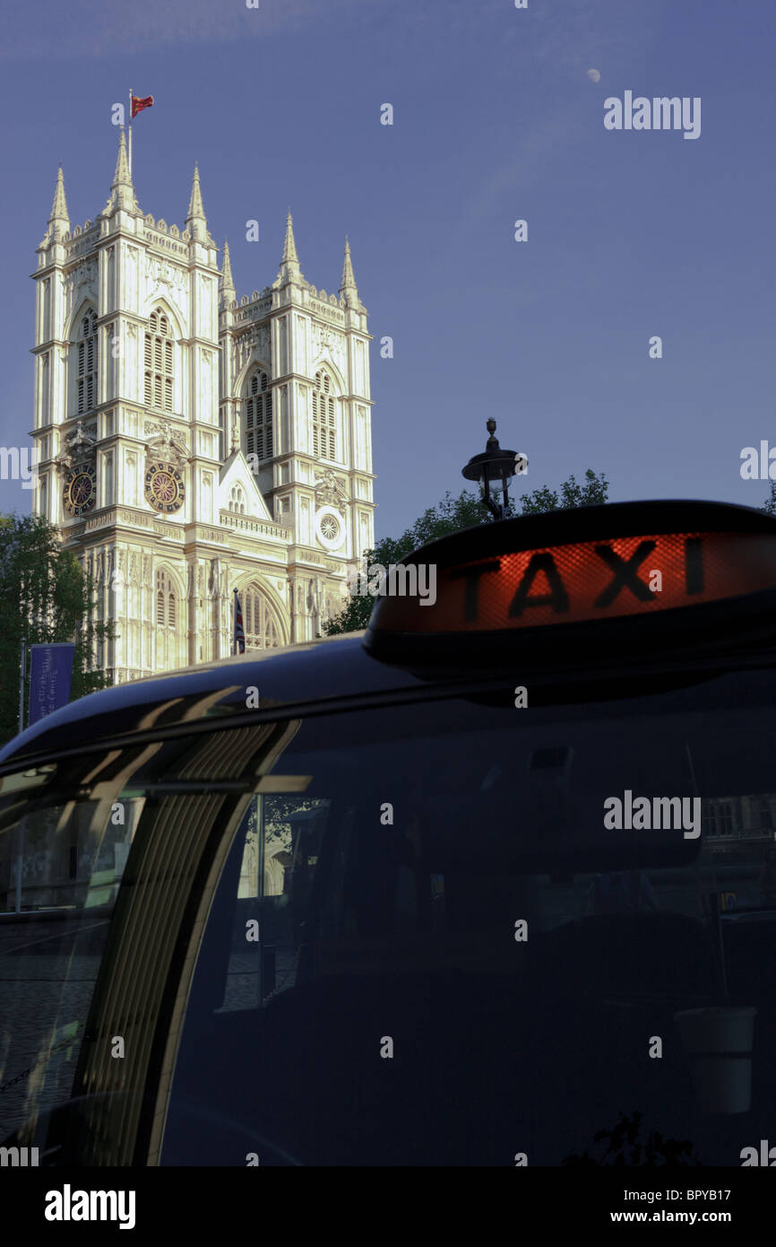 L'imposante façade ouest de l'abbaye de Westminster baigné de lumière du soleil du soir. Banque D'Images