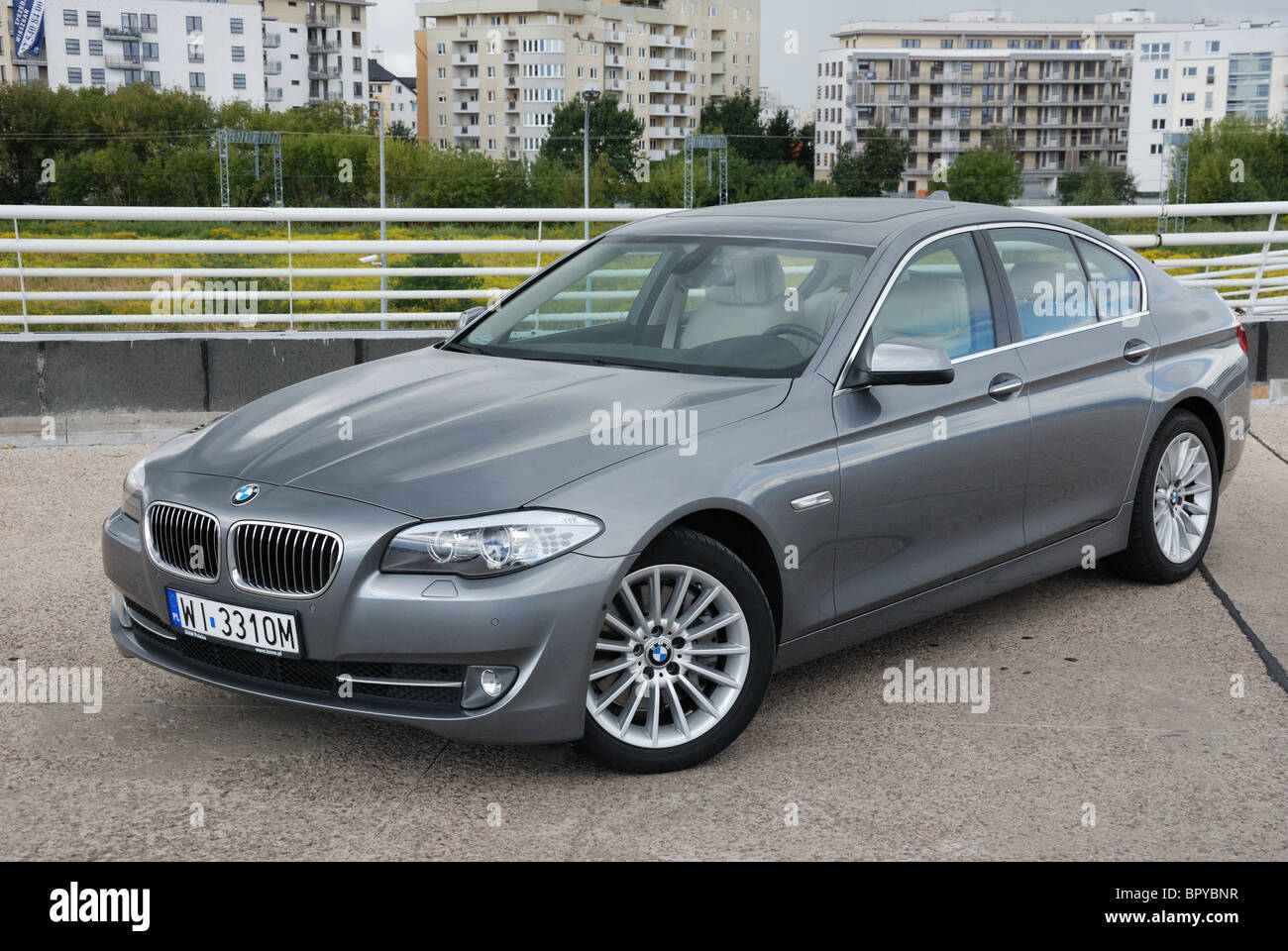 BMW 535i - 2010 - Mon argent métallisé - quatre portes (4D) - L'Allemand premium berline de classe supérieure, le segment E (exécutif) - Ville Banque D'Images