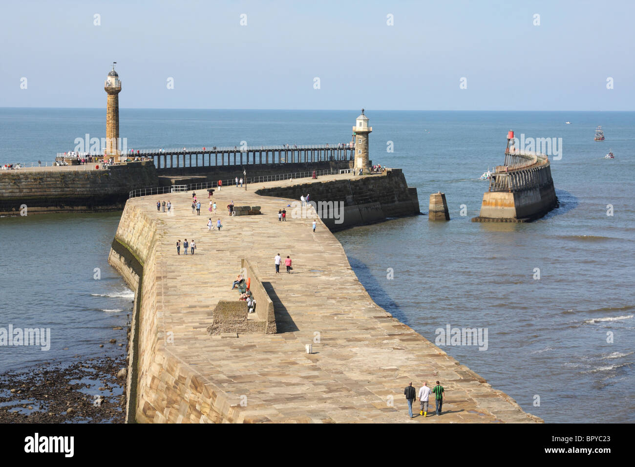 L'East & West Piers à Whitby, North Yorkshire, Angleterre, Royaume-Uni Banque D'Images
