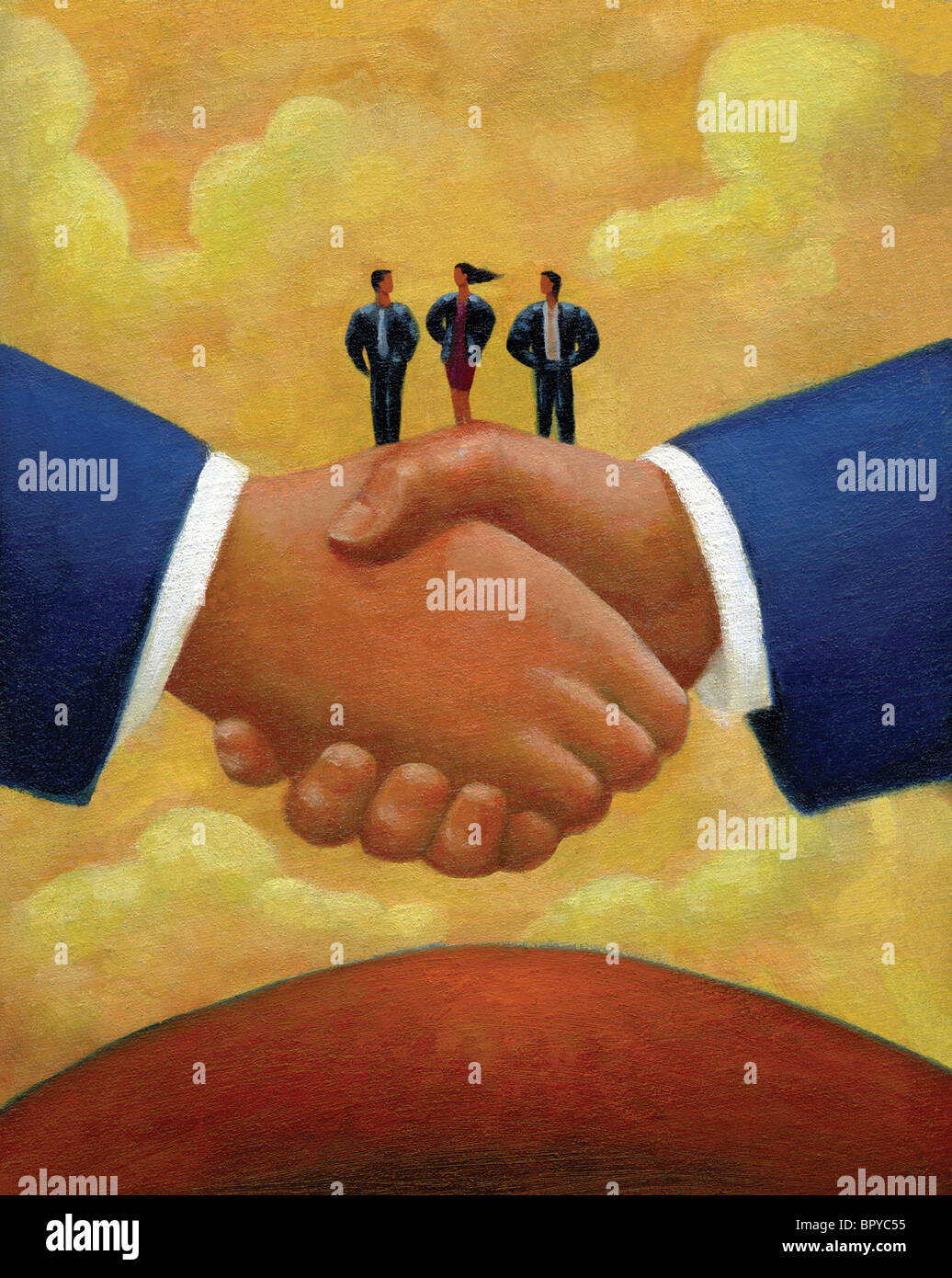 Trois businesspeople standing sur deux mains géantes shaking Banque D'Images