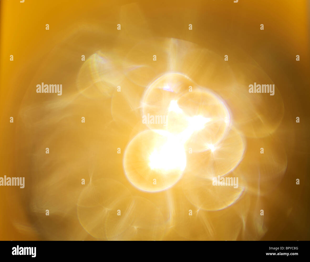 Lens flare star light burst jaune qui crée le sentiment nébuleux Banque D'Images