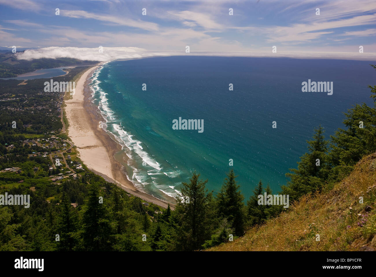 MANZANITA, Oregon, USA - Manzanita Beach et l'océan Pacifique surfez sur côte de l'Oregon. Banque D'Images