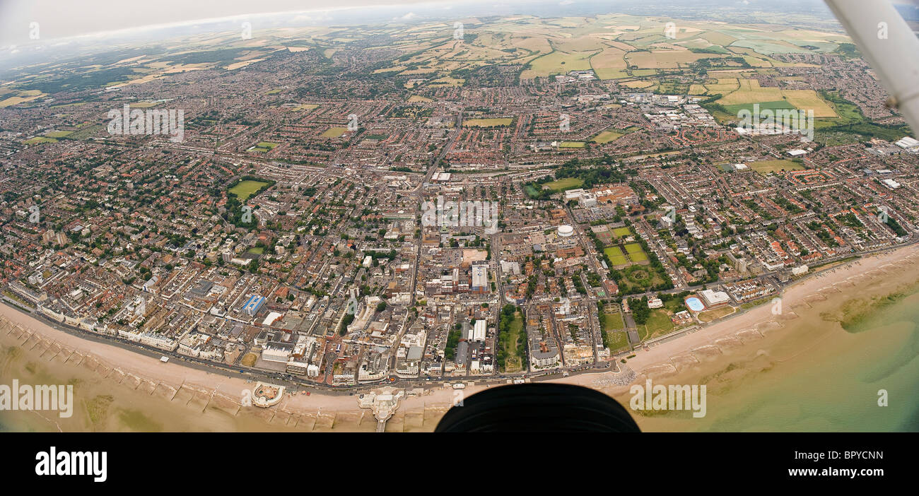 Vue aérienne de la mer et le centre-ville de Worthing, West Sussex, UK Banque D'Images
