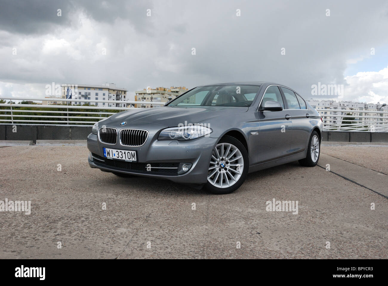 BMW 535i - 2010 - Mon argent métallisé - quatre portes (4D) - L'Allemand premium berline de classe supérieure, le segment E (exécutif) - Ville Banque D'Images