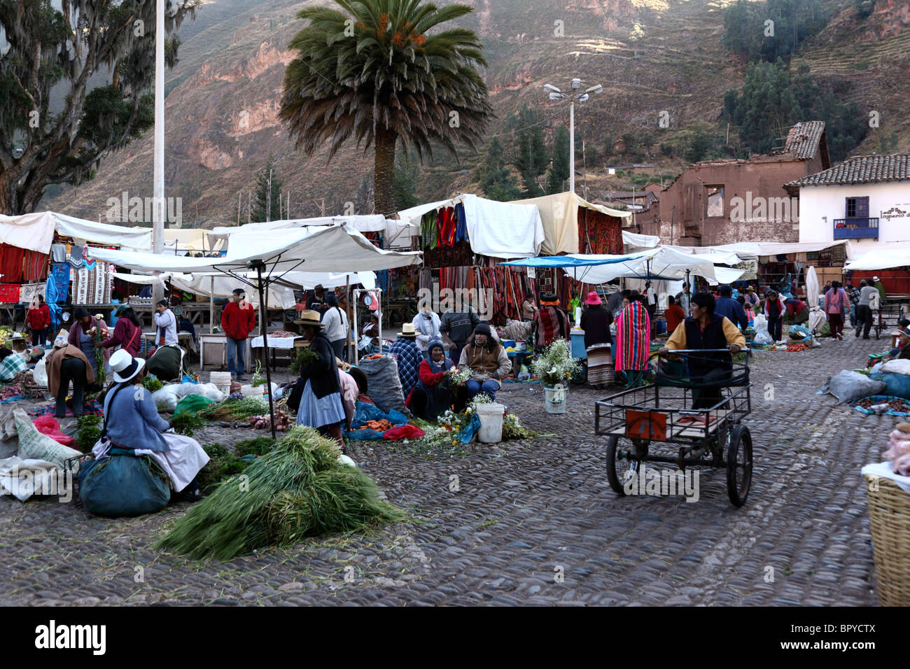 Vue sur les stands dans la partie locale du marché de Pisac à Plaza de Armas, Vallée Sacrée, près de Cusco, Pérou Banque D'Images