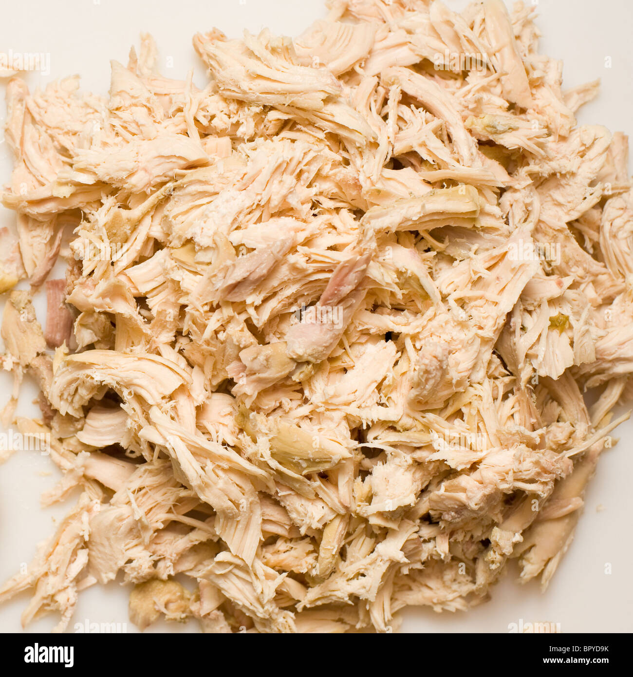 La viande de poulet. L'une des étapes dans la confection d'une soupe au poulet fait maison ou autres recettes santé. Banque D'Images