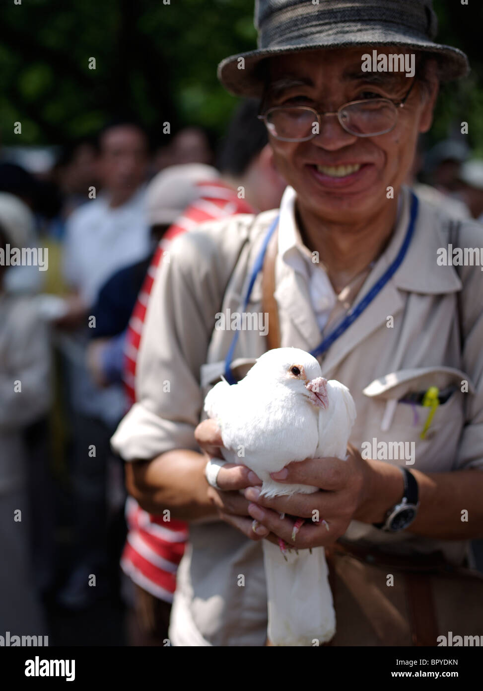 Communiqué de l'homme japonais une colombe pour la paix au 15 août Anniversaire de la remise de la DEUXIÈME GUERRE MONDIALE. , Tokyo Banque D'Images