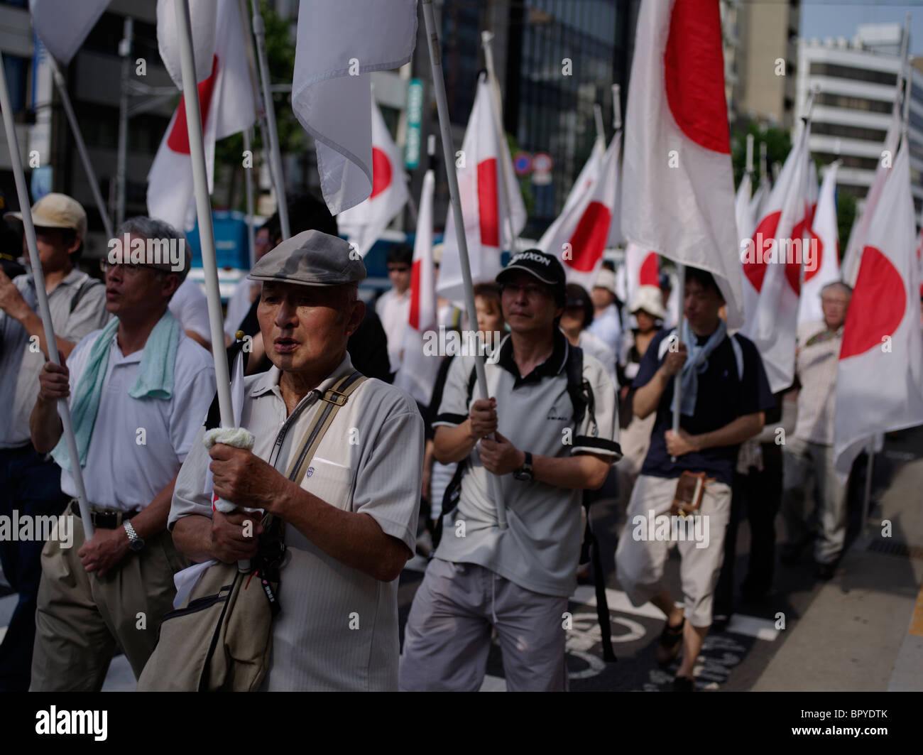 Anniversaire du 15 août, la remise des forces japonaises à la fin de la seconde guerre mondiale a lieu chaque année au sanctuaire de Yasukuni. Banque D'Images