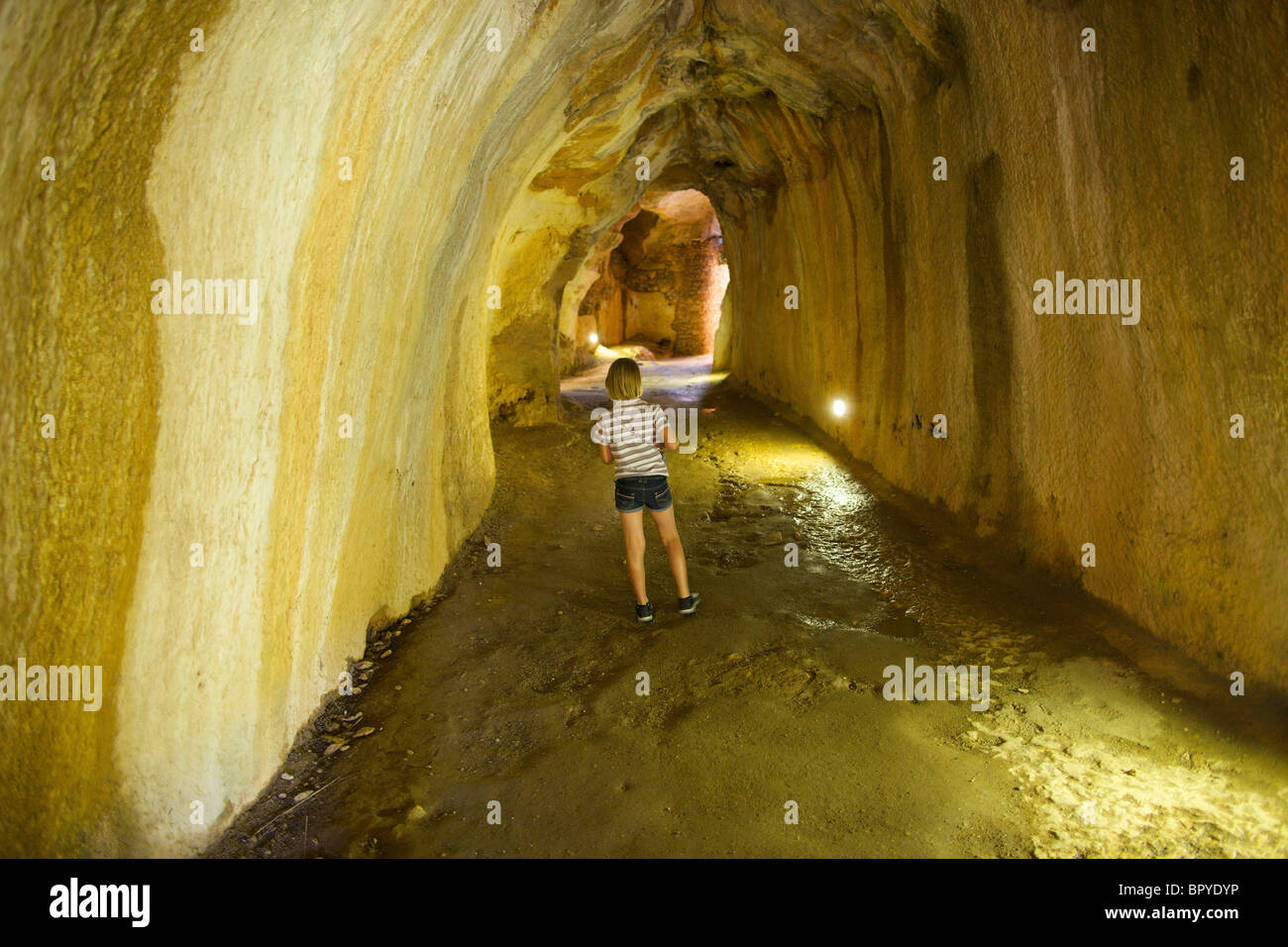 Couloirs caverneux creusés dans la roche sous le château de Bonaguil en Aquitaine France Banque D'Images