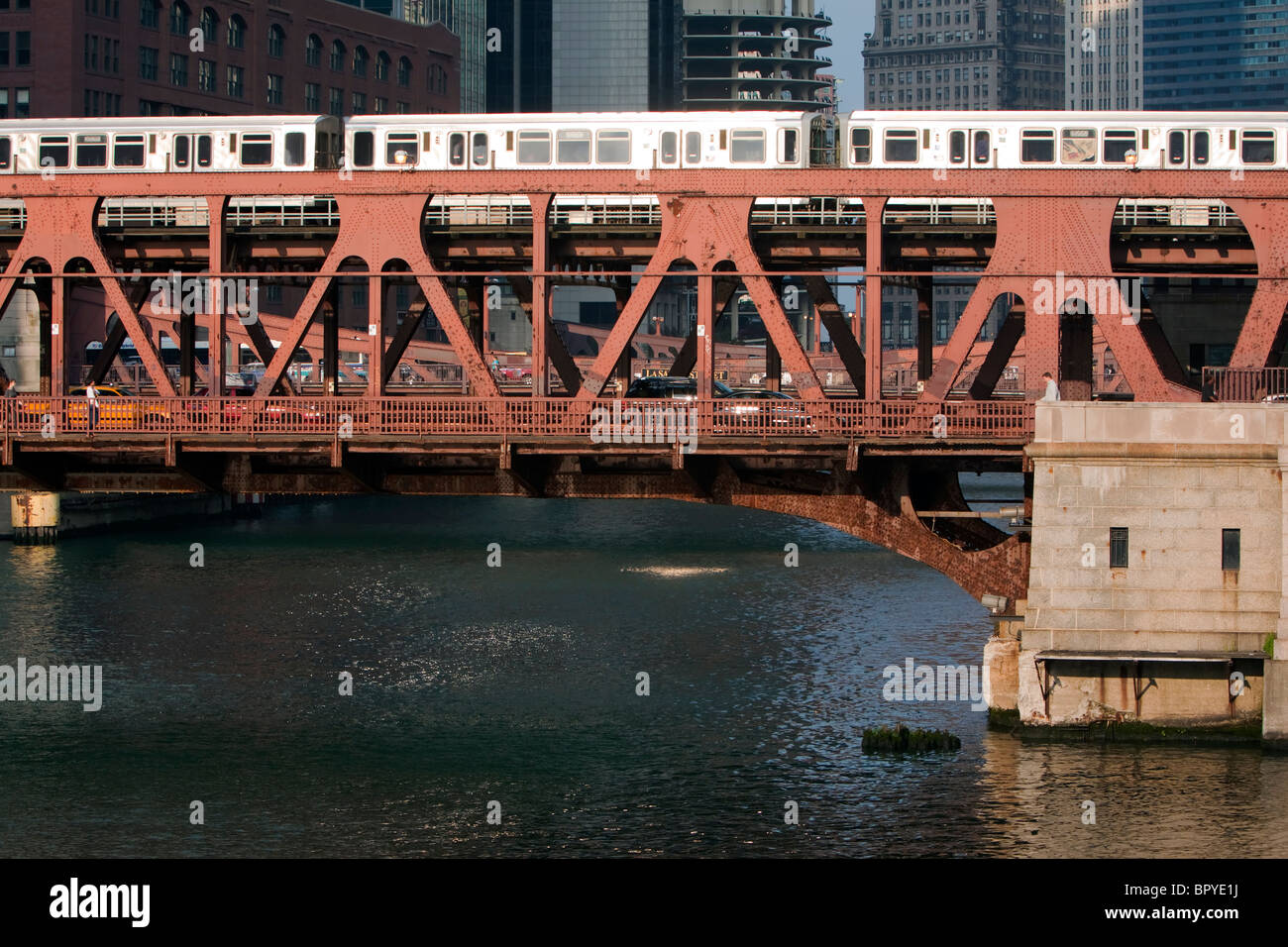 Une ligne brune L train traverse la rivière Chicago sur le niveau supérieur de la Wells Street Bridge à Chicago, IL. Banque D'Images