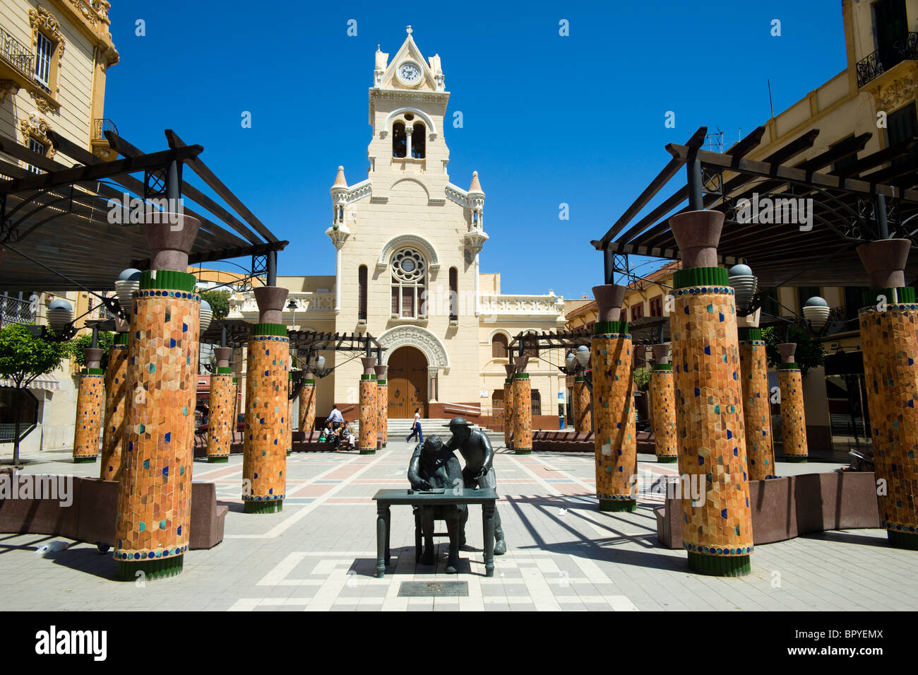 Menendez Pelayo square et l'église de style moderniste Sagrado Corazon. Melilla.Espagne. Banque D'Images