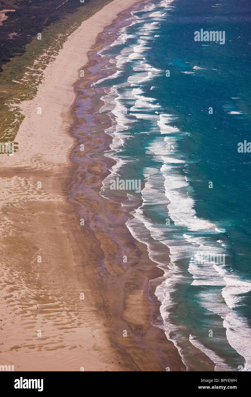 MANZANITA, Oregon, USA - Manzanita Beach et l'océan Pacifique surfez sur côte de l'Oregon. Banque D'Images