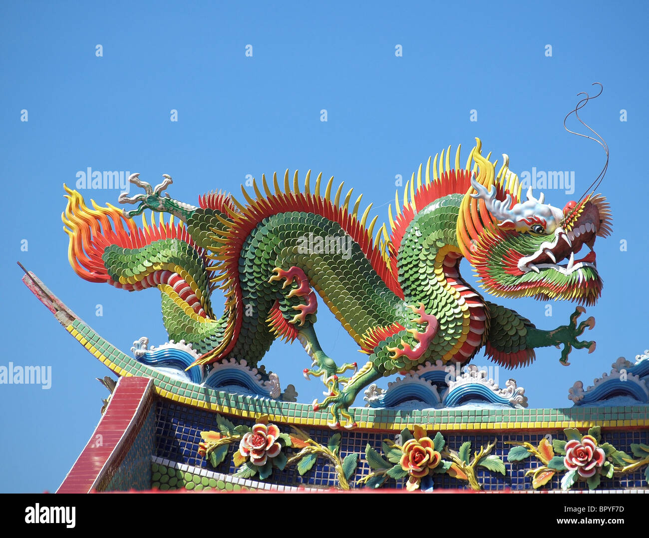 Toit décoré d'un temple chinois, une figure d'un dragon mythique Banque D'Images