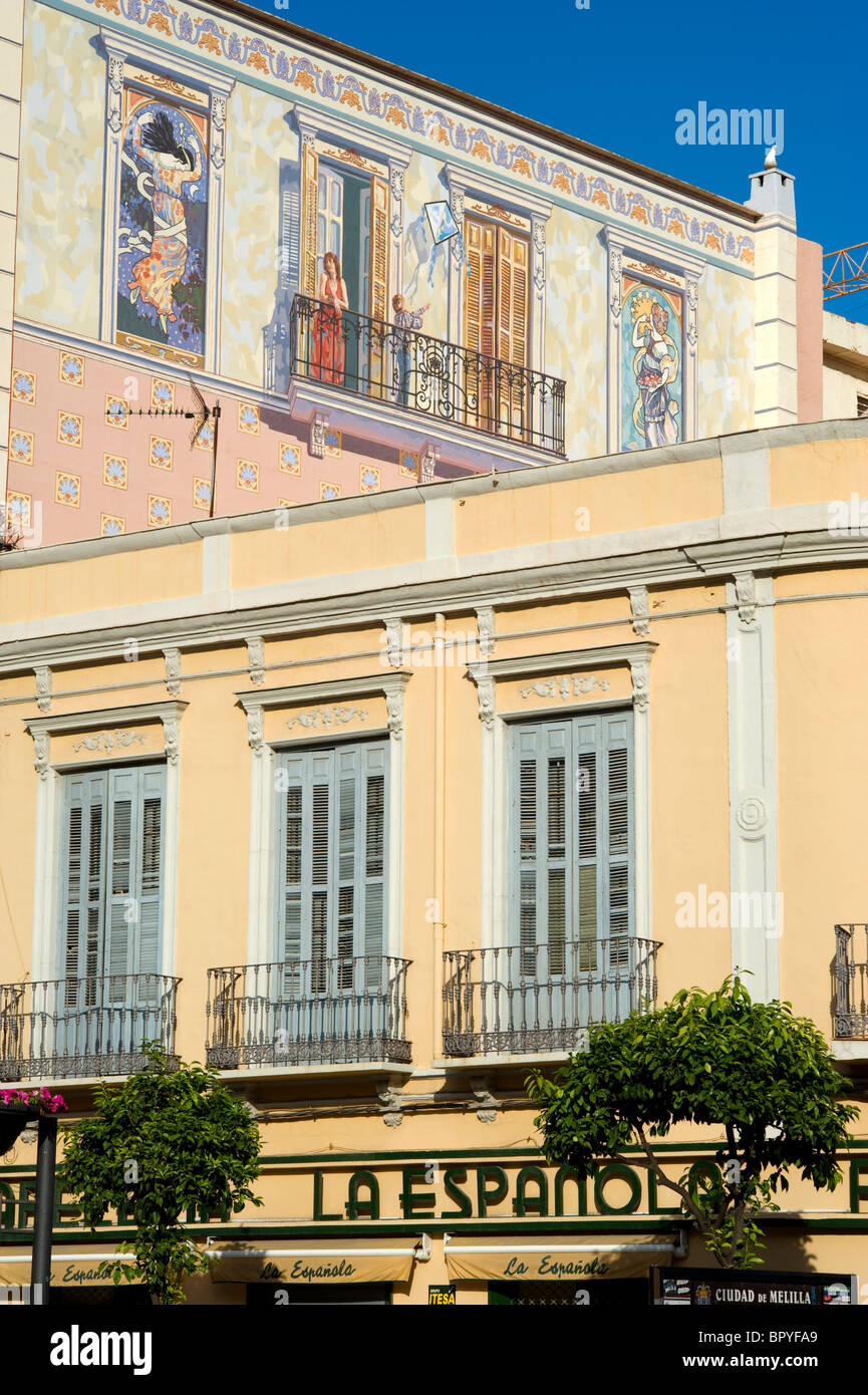 Boutique de La Española et peinture Peinture de style moderne dans un immeuble à façade Avenida Rey Juan Carlos I. Melilla.Espagne. Banque D'Images