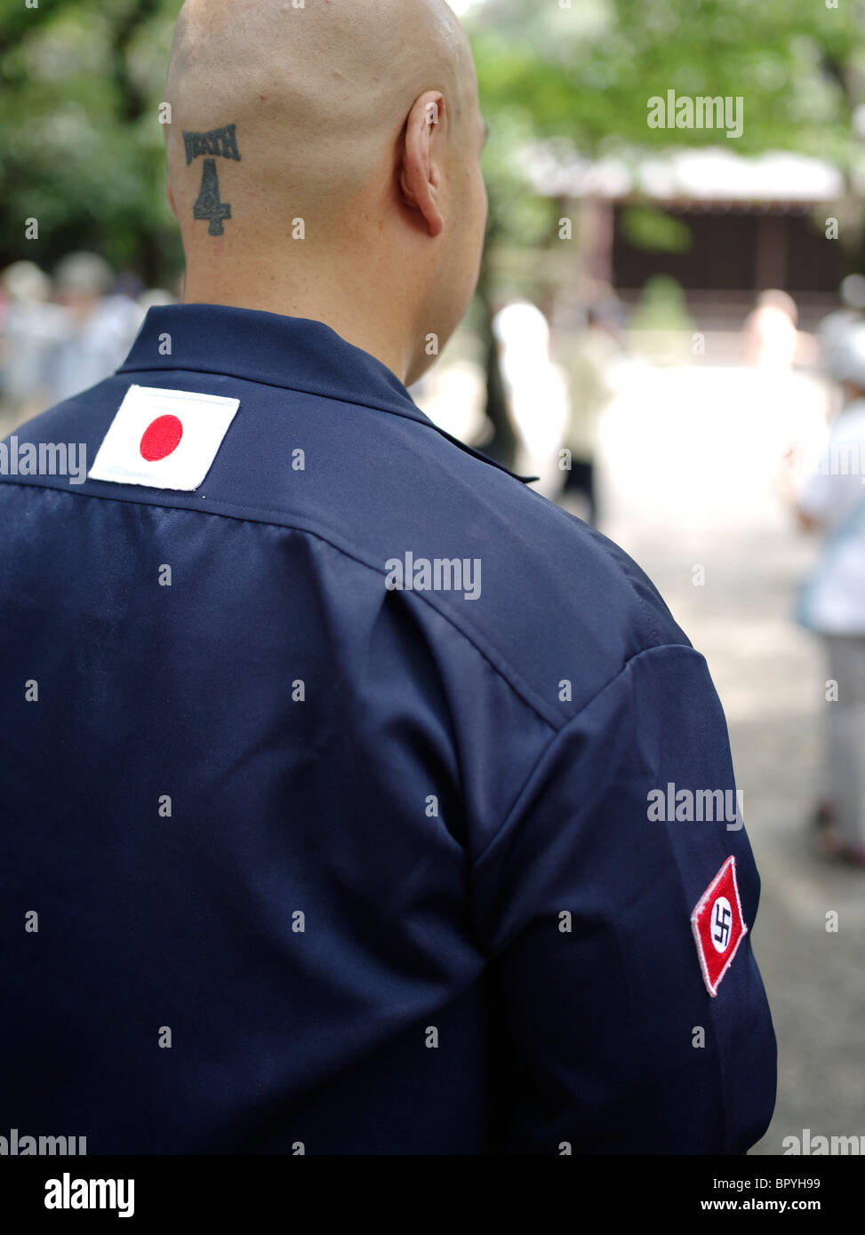 Les nationalistes d'extrême droite extrême au sanctuaire de Yasukuni le 15 août anniversaire. Drapeau japonais et croix gammée nazie sur l'uniforme. Banque D'Images