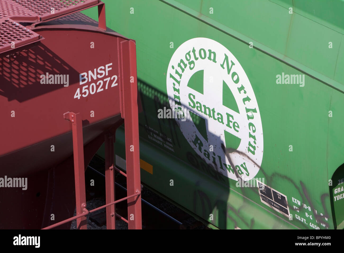 Deux BNSF Railway wagons-trémies s'asseoir dans la gare de triage de géant à Galesburg, Illinois. Banque D'Images