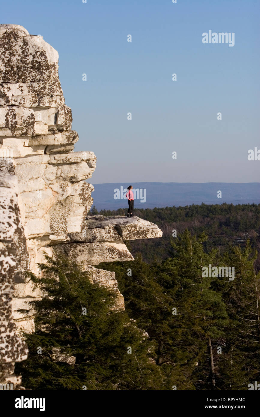 Une femme prend une pause de la randonnée pour admirer la vue d'un un panorama. Banque D'Images