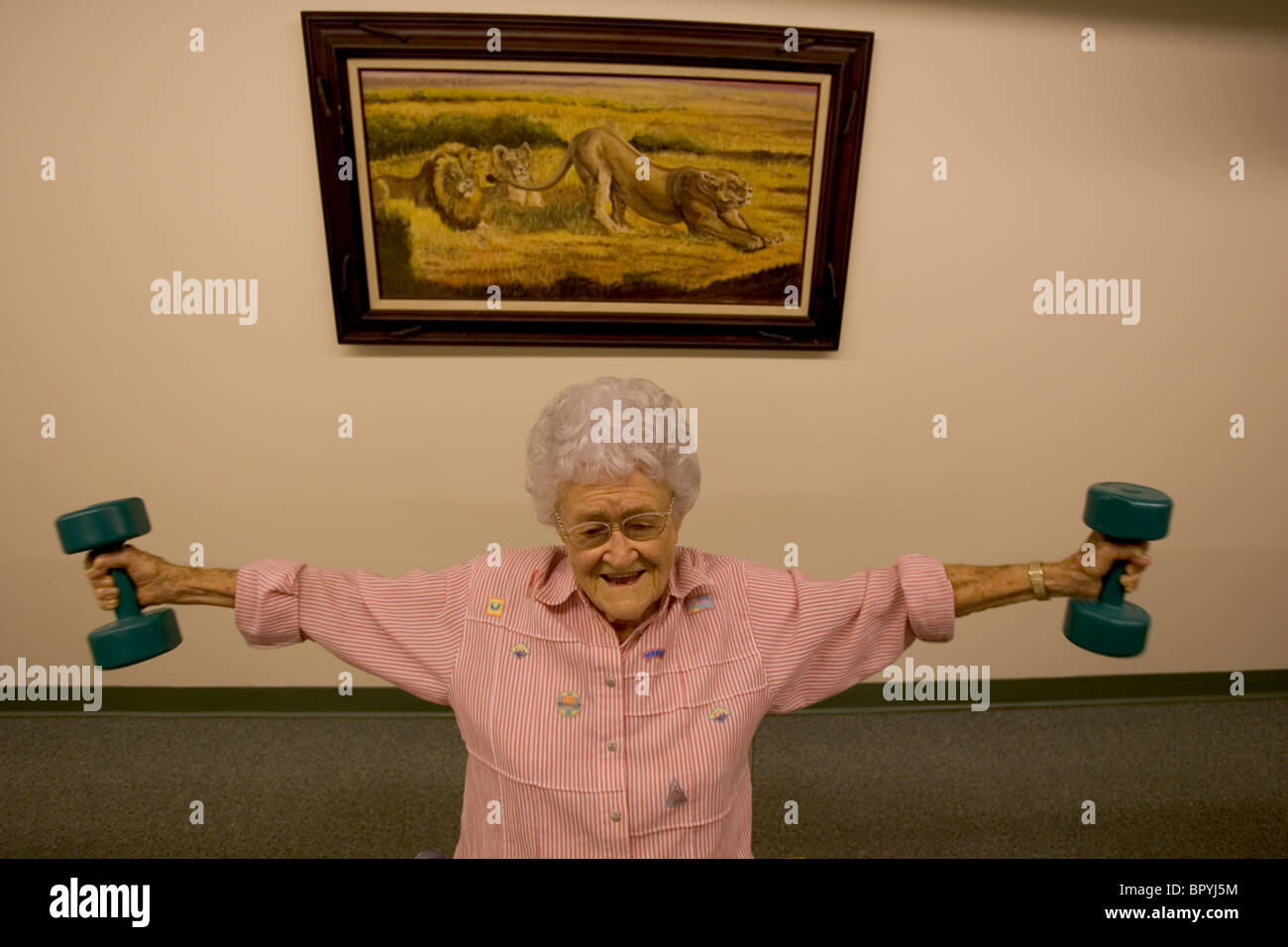 100-year-old woman poids ascenseurs chaque matin à Loma Linda, Californie. Banque D'Images