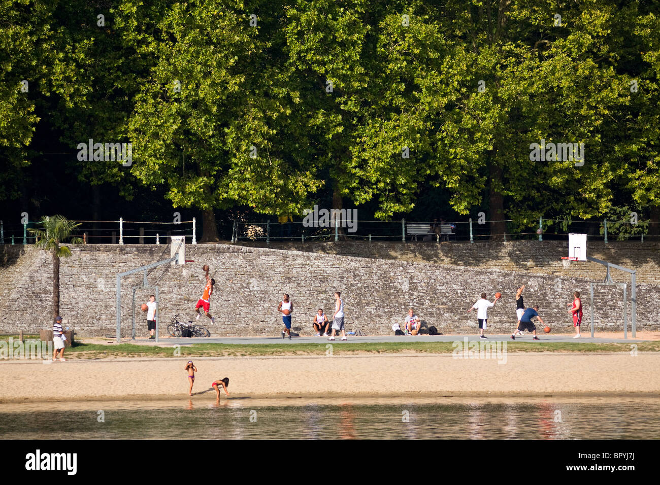 Des joueurs de basket en face de la plage, à Vichy Célestins (France). Joueurs de basket-ball - plage des Célestins - à Vichy. Banque D'Images