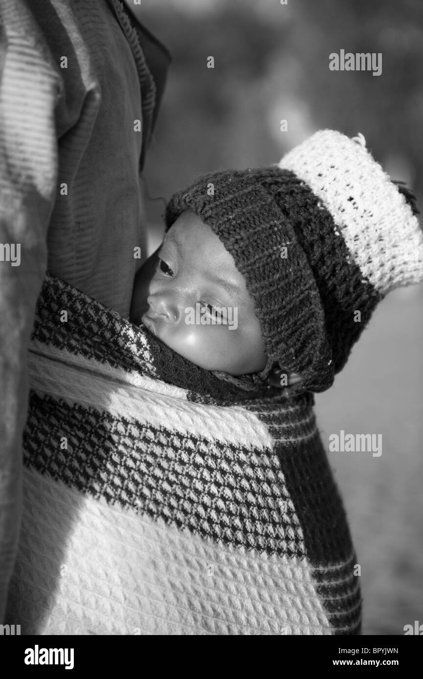 Bébé sur le dos de la mère, Cape Maclear, Malawi Banque D'Images