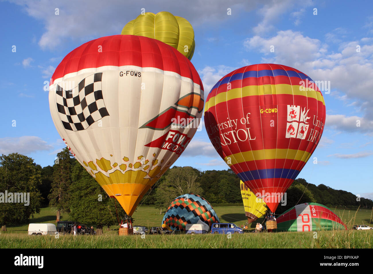 Montgolfières montgolfière inflation et lancer à Bristol en Angleterre Banque D'Images