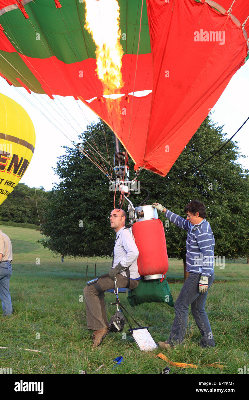 La montgolfière pilote d'un seul homme sans ballon panier prépare pour le vol dans le Somerset England UK Banque D'Images