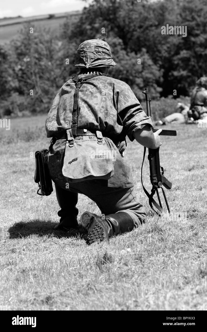 Soldat de la Waffen-SS avec son pistolet mitrailleur MP40 en Normandie 1944 Banque D'Images