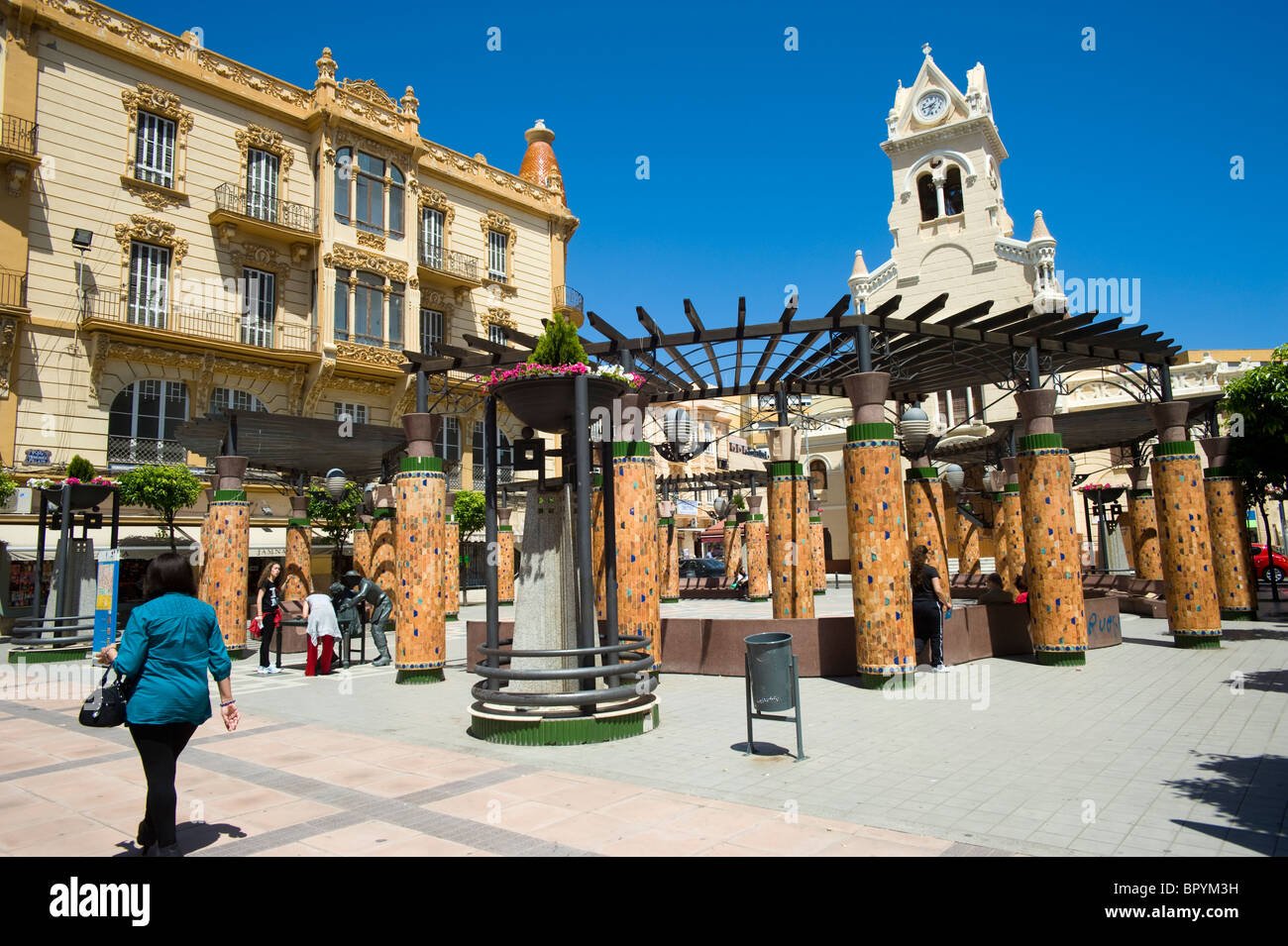 Le bâtiment de style moderne et à l'église Sagrado Corazon Menendez Pelayo square. Melilla.Espagne. Banque D'Images