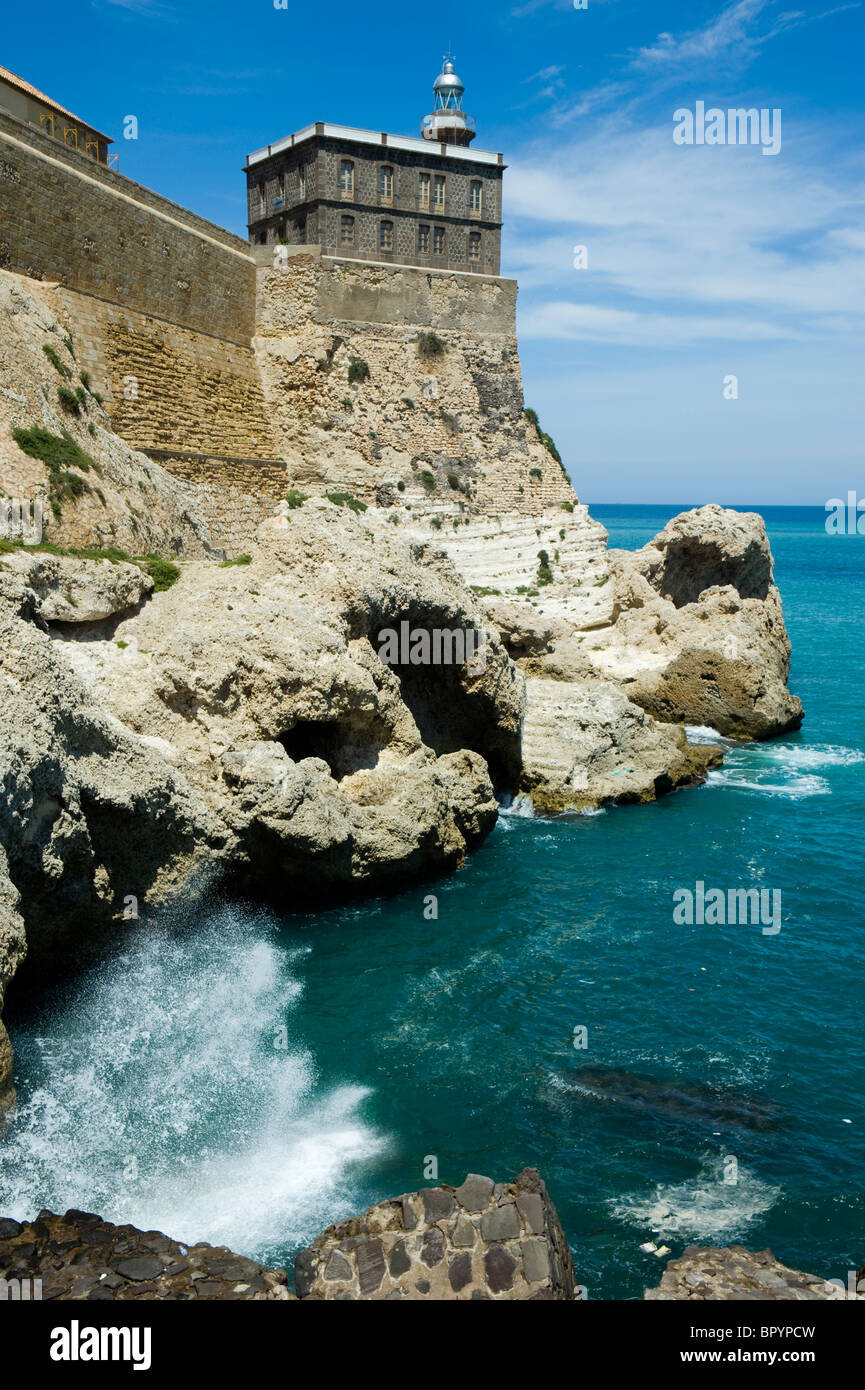 Phare et le Torreon del Bonete , Melilla La Vieja citadelle. Melilla.Espagne. Banque D'Images