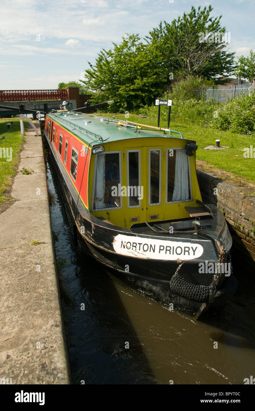 Un grand classique du canal passe par une serrure sur le Canal Ashton à Droylsden, Tameside, Manchester, Angleterre, RU Banque D'Images