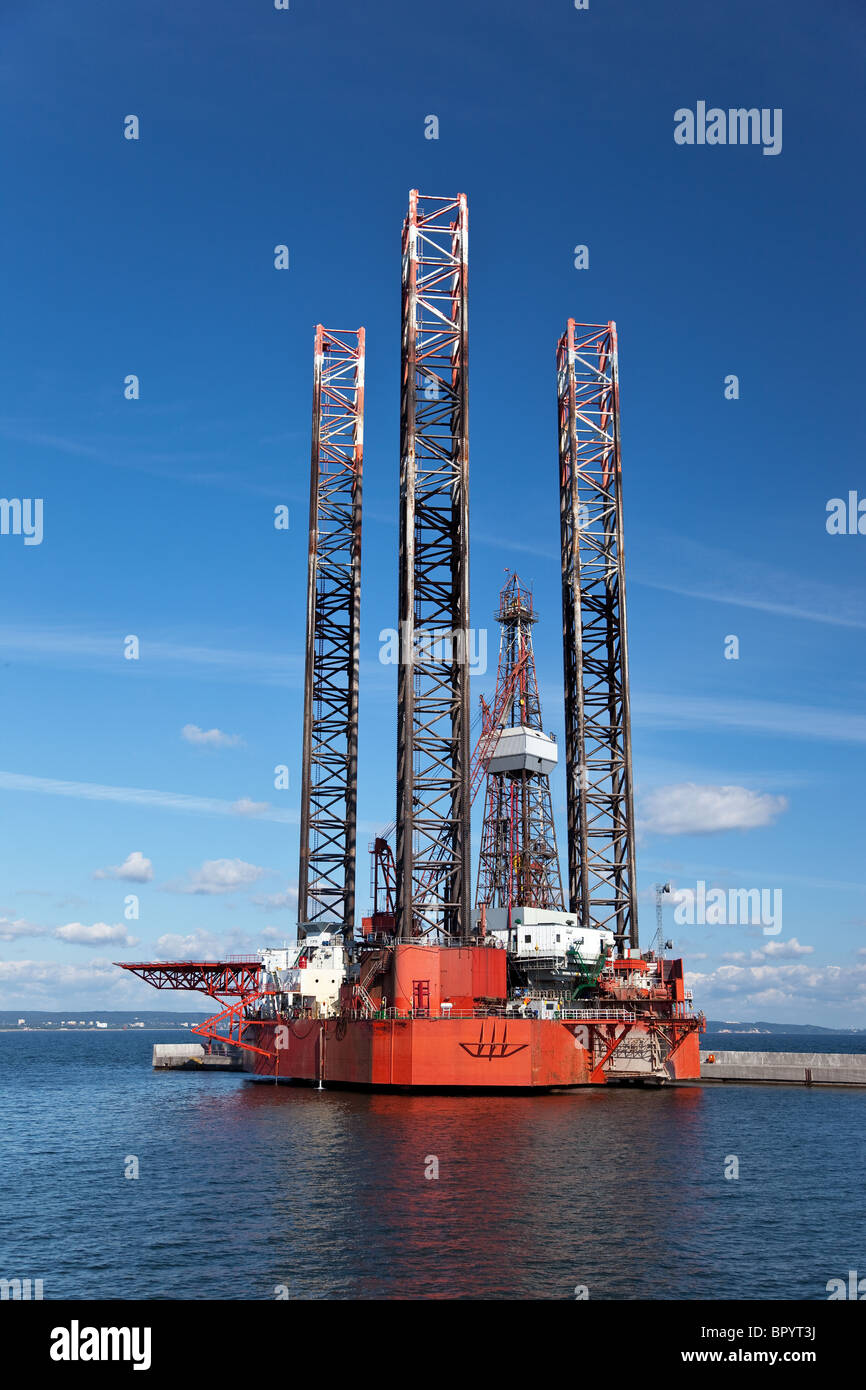 Le forage en mer sur le fond bleu du ciel. Banque D'Images