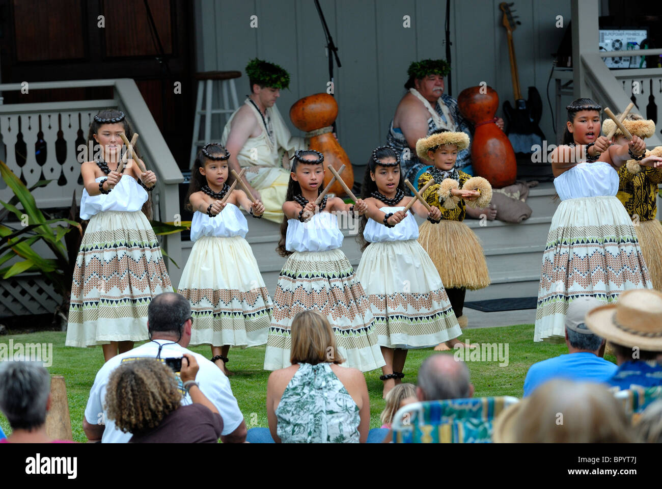 Les enfants de la musique Hawaiienne traditionnelle et la danse Palais Hulihe'e, en l'honneur de l'Hawaiian image. Kailua-Kona Banque D'Images