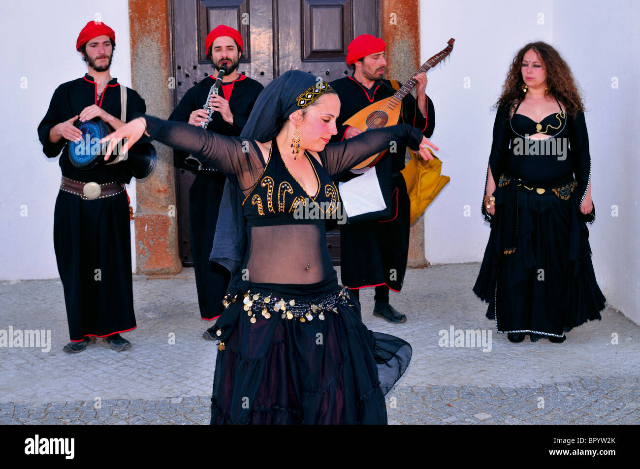 Le Portugal, l'Alentejo : Danse et musique orientales groupe exécutant au festival médiéval en Fronteira Banque D'Images