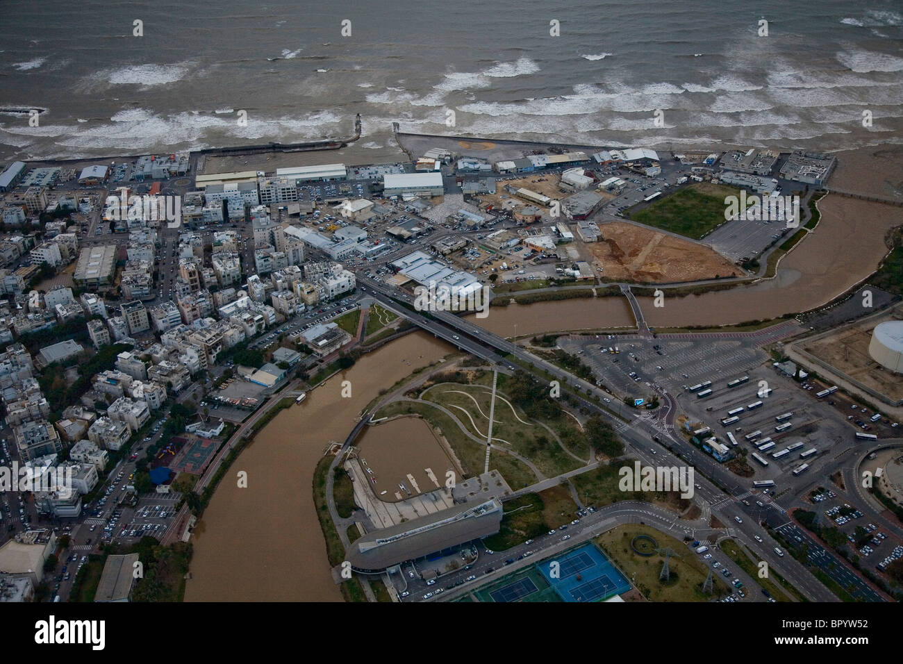 Photographie aérienne de la rivière Yarkon après une tempête Banque D'Images