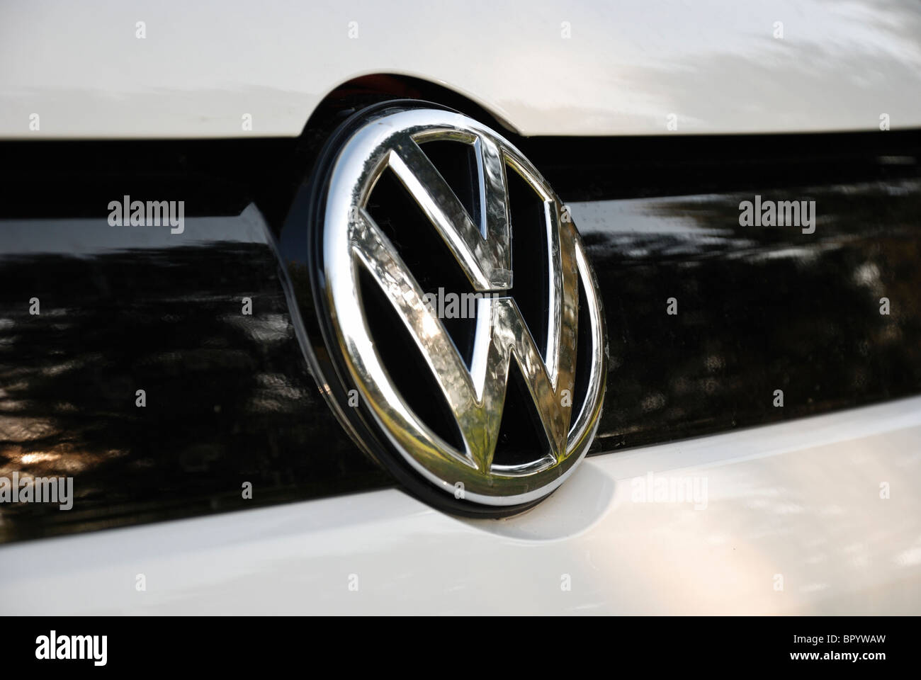 Volkswagen Polo 1.2 TDI BlueMotion - MA 2010 - blanc - Français populaires eco sous-compacte de Volkswagen - voiture de ville d'un insigne, emblème Banque D'Images