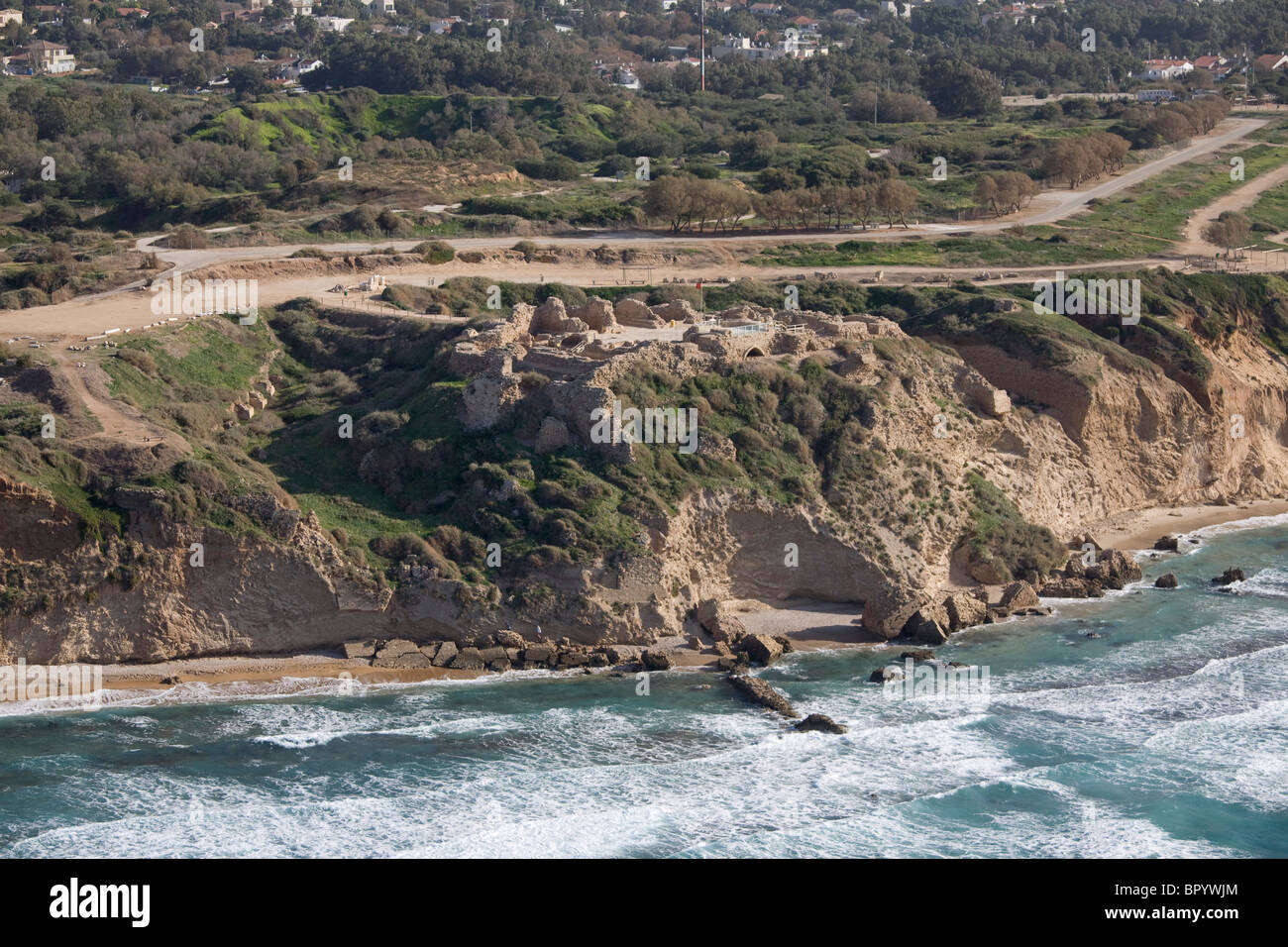 Photographie aérienne des ruines de la forteresse d'Apollonia dans la ville moderne d'Herzliya Banque D'Images