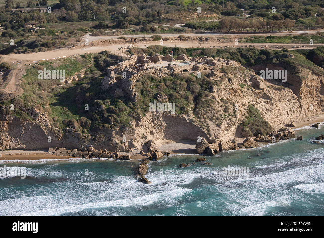 Photographie aérienne des ruines de la forteresse d'Apollonia dans la ville moderne d'Herzliya Banque D'Images